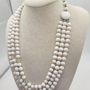 Vintage Milk Glass Beaded Necklace / Mid-Century Necklace / White Bead Necklace / 1950&#39;s Necklace / Vintage Jewelry / 1940s/50&#39;s Jewelry