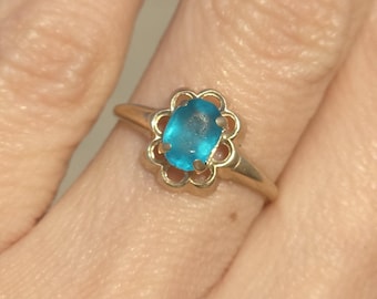 Pretty - Size 5 - 10K Solid Gold  1.34g  -  Vintage Art Deco Teal Glass Ring