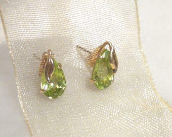 10K Yellow Gold Green Peridot Stud Earrings Genuine Gemstone Pair 0.78g