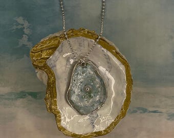 Collar de ostra esmaltado de plata de ley hecho a mano con plato para joyas de concha de ostra decorado con decoupage.
