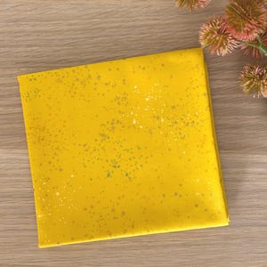 以下が含まれることがあります： 白、緑、グレーの斑点模様の入った、折りたたまれた正方形の黄色の生地。 生地は明るく、無地の黄色です。 生地は、縫製、キルト、その他のクラフトプロジェクトに使用される可能性があります。