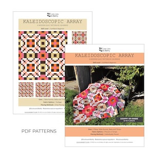 Peut inclure: Un patron de courtepointe numérique PDF intitulé Kaleidoscopic Array par Lou Lou & Betty. Le document présente un motif géométrique dans des tons de rose, orange, marron et crème, avec une courtepointe finie posée sur une voiture dans l'herbe.