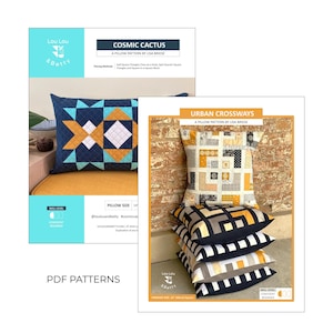 Peut inclure: Deux documents de patrons de couture PDF pour coussins intitulés Cosmic Cactus et Urban Crossways par Lisa Briese. Le patron Cosmic Cactus présente un coussin matelassé géométrique bleu, blanc et doré. Le patron Urban Crossways montre une pile de cinq coussins avec divers motifs à blocs noirs, blancs et dorés.
