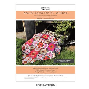 Puede incluir: Un patrón de edredón en PDF titulado KALEIDOSCOPIC ARRAY por Lisa Briese. La portada muestra un edredón colorido con cuadrados geométricos en tonos rosa, naranja, marrón y blanco, sobre un vehículo. Incluye texto sobre nivel de habilidad y tamaños.