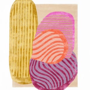 Puede incluir: Alfombra abstracta con fondo beige y formas orgánicas coloridas. La alfombra presenta una forma oblonga vertical en amarillo con líneas verticales, y tres formas superpuestas en rosa, naranja y morado con patrones de rayas.