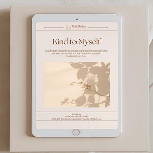 Op de afbeelding: Een digitale tablet toont de titel "Kind to Myself" met tekst eronder. Het scherm heeft een beige achtergrond met een bloemen schaduw. De tablet ligt op een lichtbeige oppervlak.
