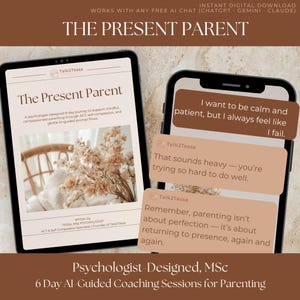 Könnte beinhalten: Werbung für "The Present Parent", ein digitaler Download mit 6-tägigem KI-gestütztem Coaching für achtsames Elternsein. Das Bild zeigt ein Tablet und ein Telefon, die Programminhalte mit Text und Chat-Blasen anzeigen. Das Farbschema ist neutral mit Braun- und Beigetönen.