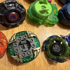 Beyblade, 37 st, med utskjutande verktyg, Takara Tomy, Hasbro, vintage, år 2000 bild 3