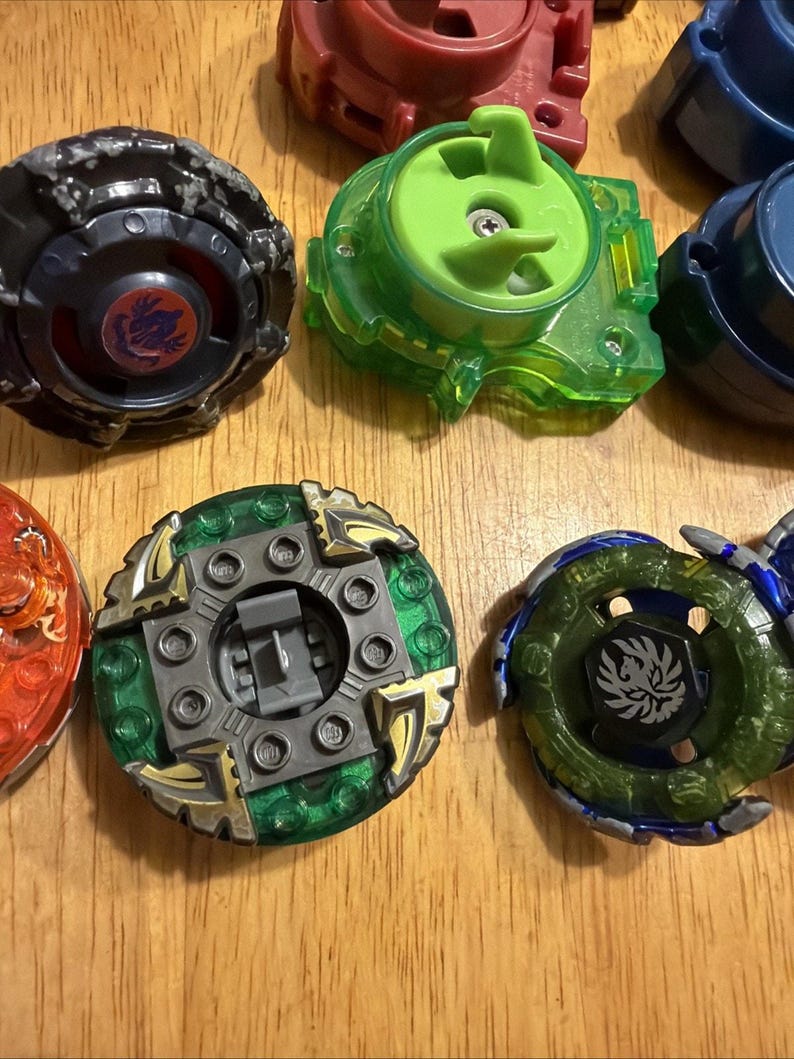 Beyblade, 37 st, med utskjutande verktyg, Takara Tomy, Hasbro, vintage, år 2000 bild 3