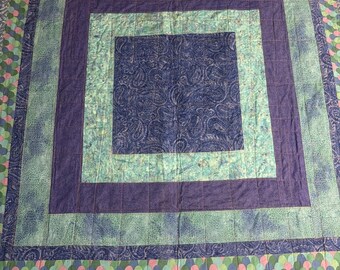 Manta tipo colcha batik nueva, hecha a mano y cosida a máquina, color azul marino, 56x56 pulgadas.