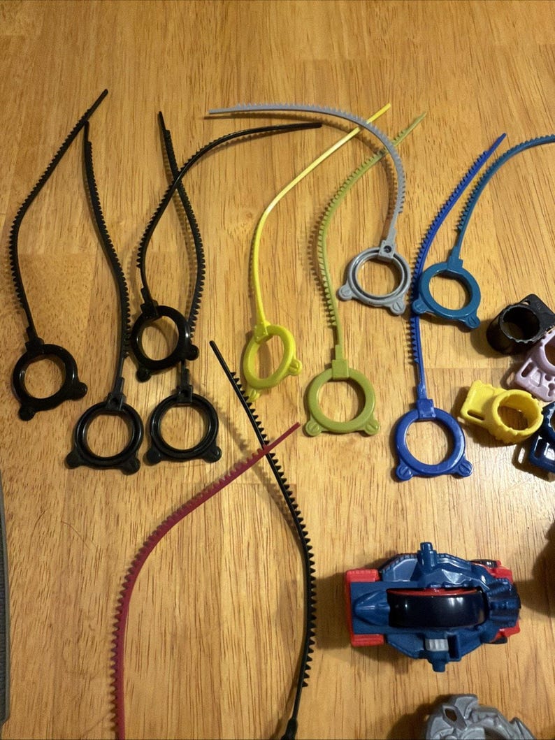 Beyblade, 37 st, med utskjutande verktyg, Takara Tomy, Hasbro, vintage, år 2000 bild 8