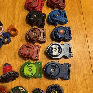 Beyblade, 37 st, med utskjutande verktyg, Takara Tomy, Hasbro, vintage, år 2000 bild 2