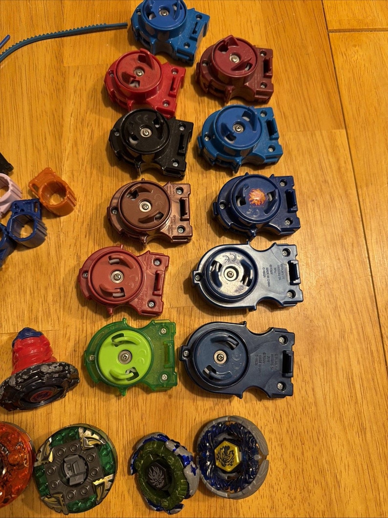 Beyblade, 37 st, med utskjutande verktyg, Takara Tomy, Hasbro, vintage, år 2000 bild 2