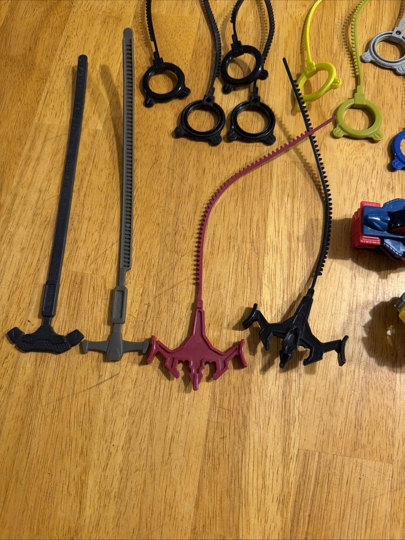 Beyblade, 37 st, med utskjutande verktyg, Takara Tomy, Hasbro, vintage, år 2000 bild 9