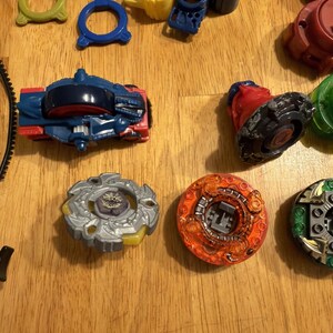 Beyblade, 37 st, med utskjutande verktyg, Takara Tomy, Hasbro, vintage, år 2000 bild 4