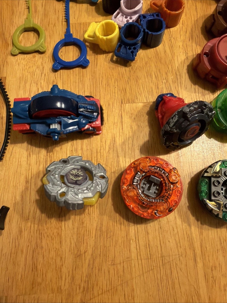 Beyblade, 37 st, med utskjutande verktyg, Takara Tomy, Hasbro, vintage, år 2000 bild 4