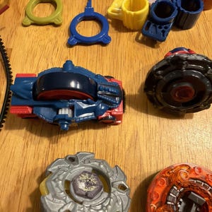 Beyblade, 37 st, med utskjutande verktyg, Takara Tomy, Hasbro, vintage, år 2000 bild 5