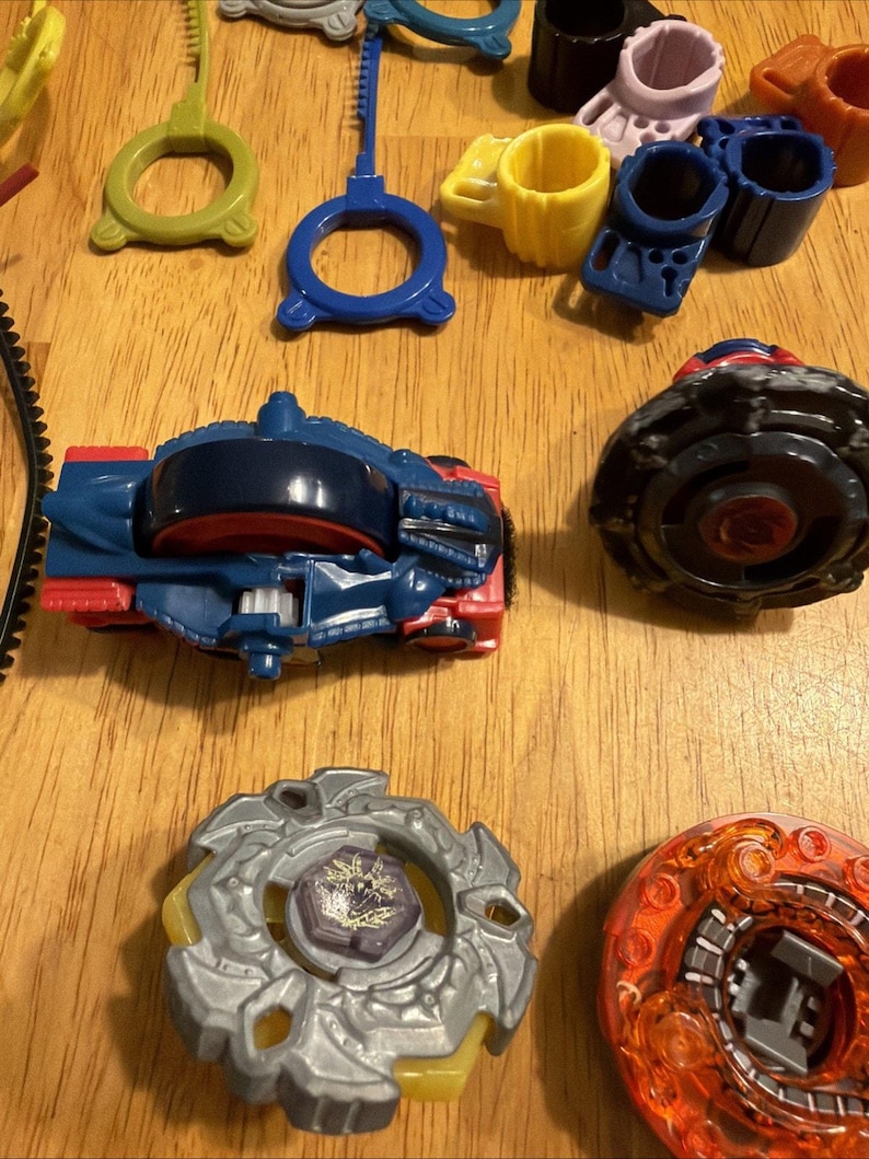 Beyblade, 37 st, med utskjutande verktyg, Takara Tomy, Hasbro, vintage, år 2000 bild 5