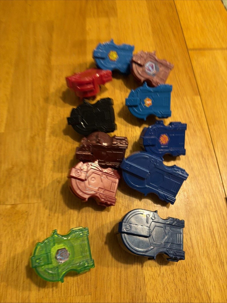 Beyblade, 37 st, med utskjutande verktyg, Takara Tomy, Hasbro, vintage, år 2000 bild 10