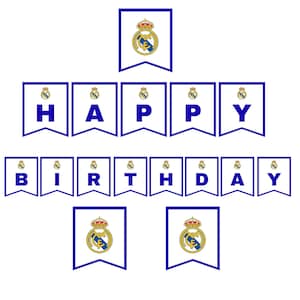 Puede incluir: Guirnalda de banderines blancos con letras azules que forman "HAPPY BIRTHDAY". Cada banderín tiene un borde azul y un escudo con una corona y un emblema circular.