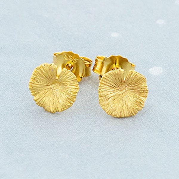 1 Pair of 925 Sterling Silver Gold Vermeil Style Tiny Lotus Leaf Stud Earrings 9mm.  :vm1536