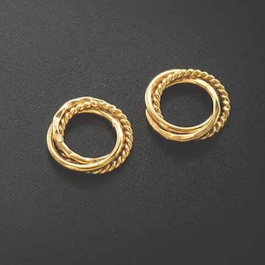 Puede incluir: Un par de pendientes de aro entrelazados de color dorado. Los pendientes están hechos de tres aros entrelazados.