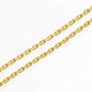 Op de afbeelding: Een gouden ketting met een delicaat, gekoppeld ontwerp. De ketting is gemaakt van metaal en heeft een gepolijste afwerking.