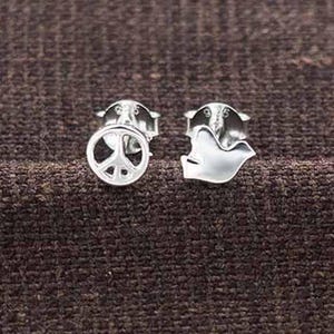 以下が含まれることがあります： 平和マークと鳩のモチーフがついた、銀製のスタッドピアスのペア
