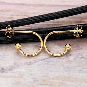 2 par örhängen i 925 sterlingsilver, guld, vermeil-stil, kulformade ändar, stolpdetaljer 12 mm. :vm1699