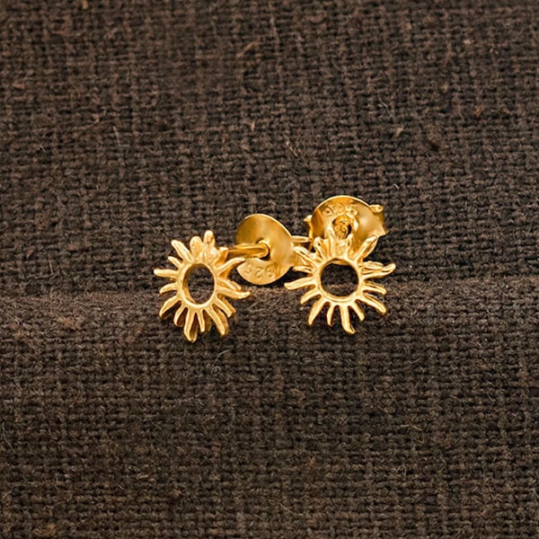 1 Pair of 925 Sterling Silver Gold Vermeil Style Tiny Sun Stud Earrings 7mm.  :vm1540