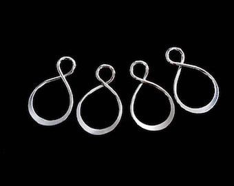 Könnte beinhalten: Vier silberne Unendlichkeits-Sprünge. Diese Ringe sind perfekt für die Schmuckherstellung und das Basteln.