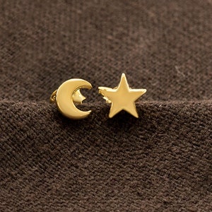 1 Pair of 925 Sterling Silver  Gold Vermeil Style Crescent Moon and Star Studs Earrings. Polish Finished.  :vm1385