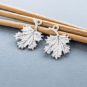 2 von 925 Sterling Silber Ahornblatt Charms 12 x 16 mm. Matt Finished: tm0326