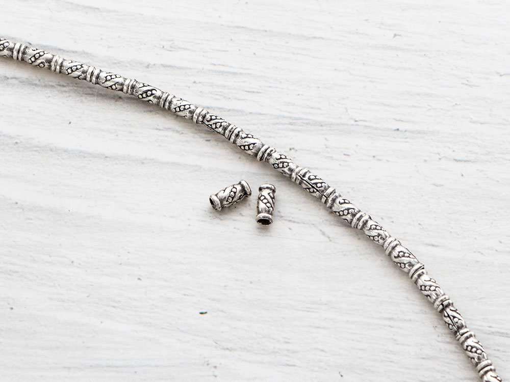 カレン族のシルバー刻印入り竹ビーズ 2.5 x 5 mm 40個入り 9インチ