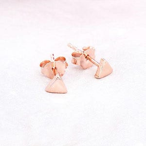 1 Pair of 925 Sterling Silver Rose Gold Vermeil Style Tiny Triangle Stud Earrings 4mm.  Polish Finished. : pg0457