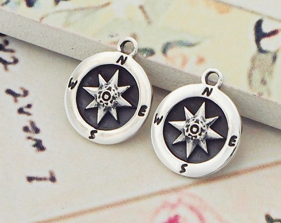 TheCharmWorks Ciondolo Bussola In Argento Sterling Con Freccia Mobile - Gioiello Regalo In Sacchettino, Simbolo Di Orientamento E Avventura