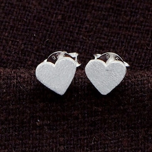 1 pair of 925 Sterling Silver Brushed Heart Stud Earrings 6 mm. , minimalist earrings :er0949