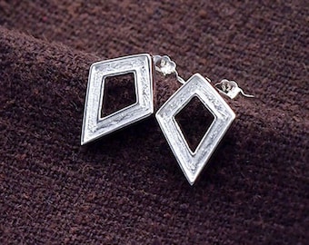 1 pair of 925 Sterling Silver Textured Diamond shaped  Stud Earrings 8x11mm. minimalist earrings.  :er0935