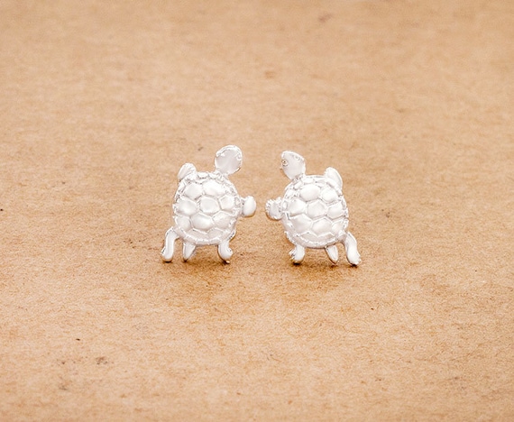 Paio di piccoli orecchini a perno in argento Sterling con