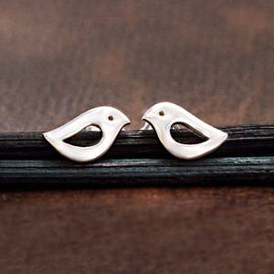 1 pair of 925 Sterling Silver Tiny Bird Stud  Earrings 5.5x10mm. Polish finish   :er1112