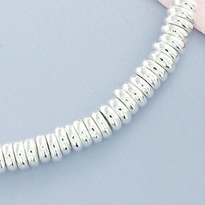 Puede incluir: Un collar de cadena de plata hecho de peque&ntilde;os eslabones redondos conectados.