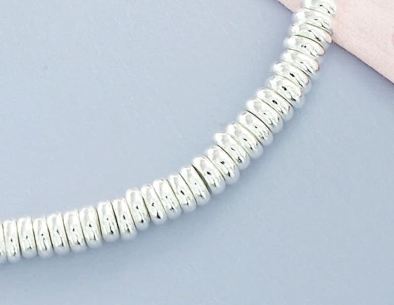Puede incluir: Un collar de cadena de plata hecho de peque&ntilde;os eslabones redondos conectados.