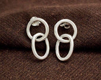 1 pair of 925 Sterling Silver Interlocking Circular and Oval Stud Earrings. Polish Finished  :er1137