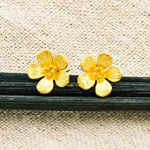 1 par de pendientes de botón con forma de flor en plata de ley 925 bañada en oro. 10 mm. :vm0955