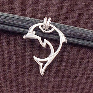 1 colgante de delfín en plata de ley 925 de 17 x 24 mm. Acabado pulido. :th2569