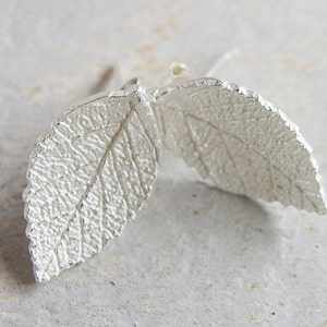 1 paio di orecchini a bottone in argento sterling 925 con foglia 9,5x16,5 mm. :er0698