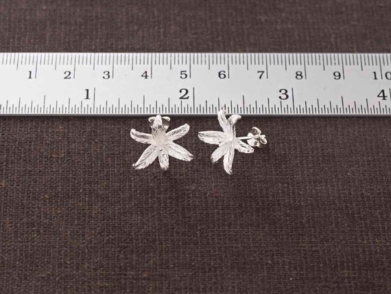 【sting925】Lilium Earring 1 Pair of 925 Sterling Silver Lily Flower Stud Earrings