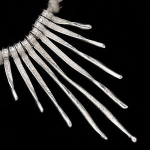 9 sztuk srebrnych zawieszek z motywem łodygi plemienia Karen Hill o średnicy 15–40 mm. :ka3775
