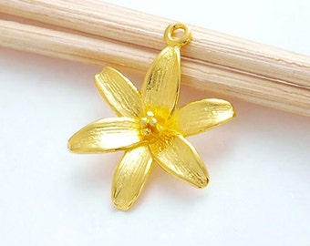 1 of 925 Sterling Silver Gold Vermeil Style Lily Flower Pendant 17mm.  :vm0643