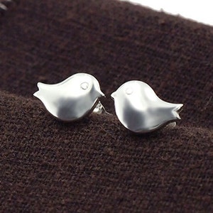 1 pair of 925 Sterling Silver Tiny Bird Stud  Earrings 6x9mm. Polish finish :er0919